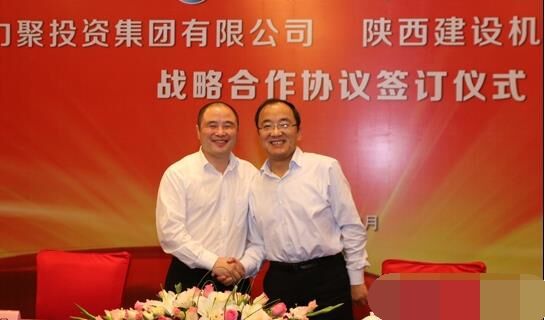近日，陜建機(jī)械與安徽力聚簽訂戰(zhàn)略合作協(xié)議，陜建機(jī)械董事長(zhǎng)楊宏軍，副總經(jīng)理、營(yíng)銷總監(jiān)賀衛(wèi)東，安徽力聚投資集團(tuán)董事長(zhǎng)宋執(zhí)壽，黨支部書記陳邦勤以及安徽潤(rùn)路公司總經(jīng)理杜永龍等單位領(lǐng)導(dǎo)出席了會(huì)議