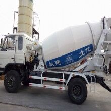 河南攪拌罐車生產(chǎn)廠家，億立實(shí)業(yè)4m3混凝土罐車專賣(mài)